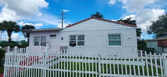 Building Photo - 405 NW 64th St Unit 3