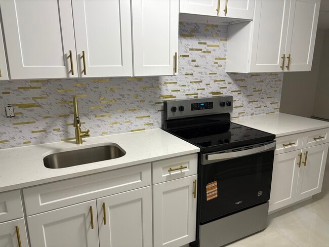 Building Photo - 39 E 52nd St Unit 3