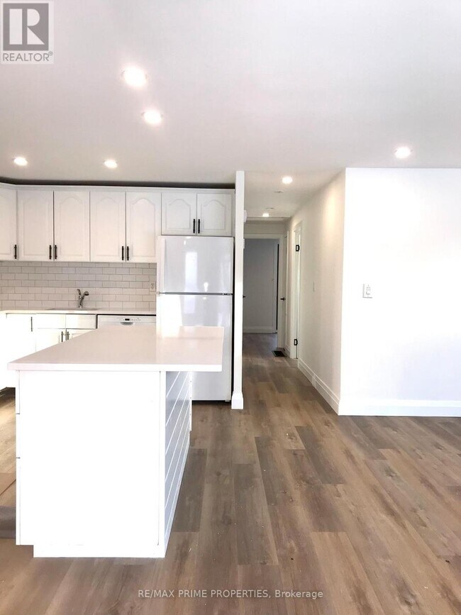 Photo - 697 Downview Crescent