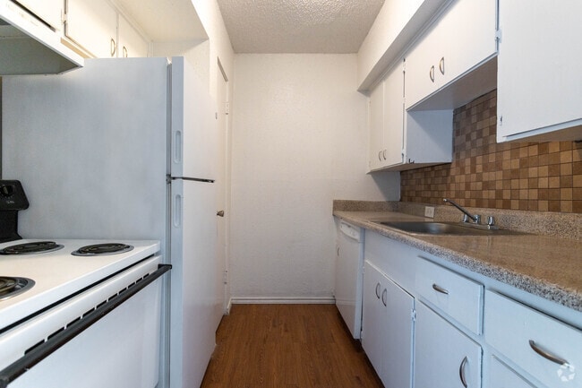 1 BR, 1 BA - 736 SF