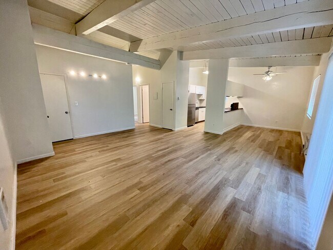 Photo - DESIRABLE MILLWOOD NEIGHBORHOOD ON TREE LI... Unit 9019