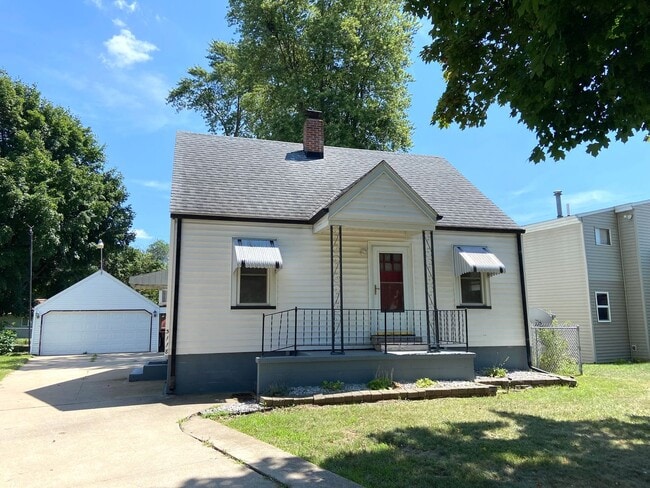 Building Photo - 2 Bedroom, 1 Bath Home  & Garage Available...