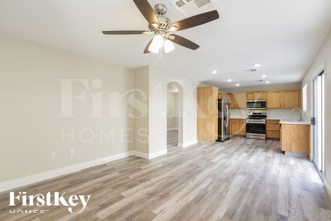 Photo - 5681 Woods Crossing St