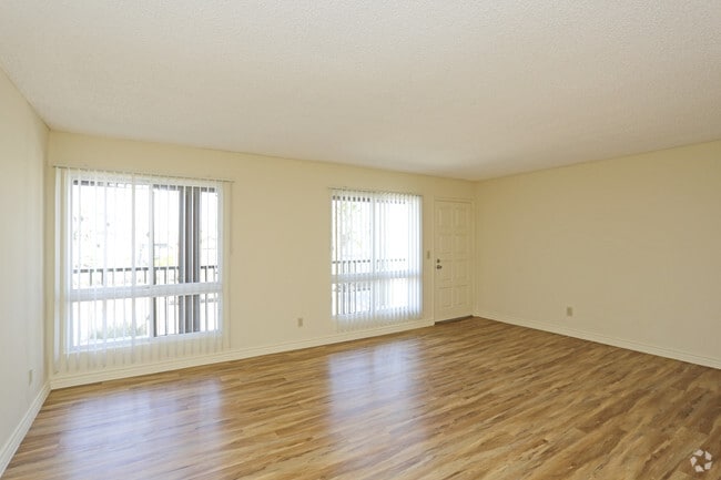 Studio, 1 BATH - 520 SF