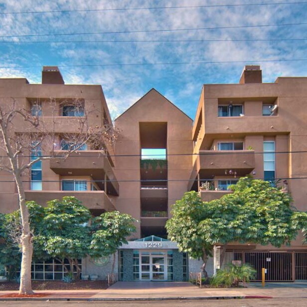 Photo - 1229 N Sycamore Ave Apartments