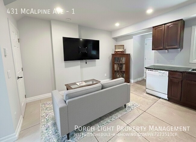 Photo - Main Floor With Parking, Laundry, Yard and Plenty of Storage Unité 1