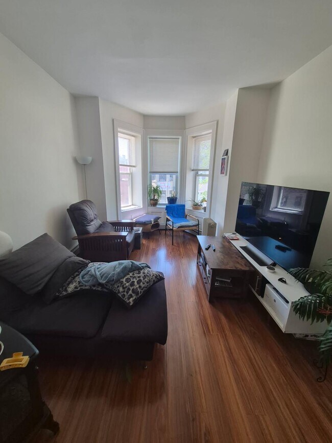 Photo - 273 61st St