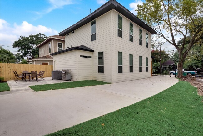 Photo - 204 Drennan St