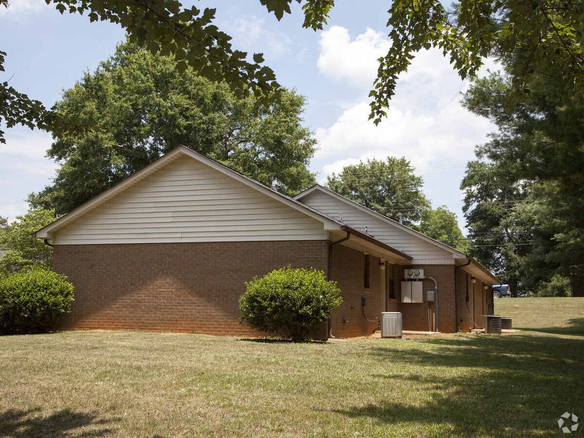 Photo - Colonial Manor Apartments