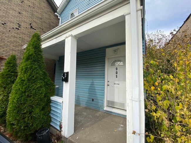 901 Chartiers Ave
