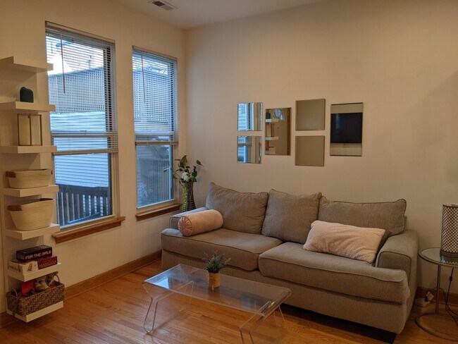 Livingroom - 2425 N Greenview Ave Unit 1R