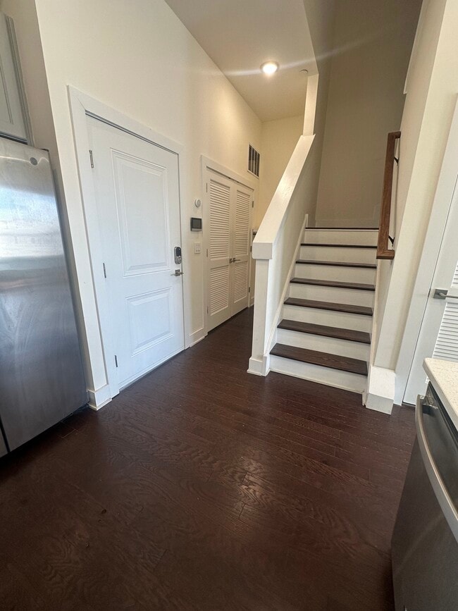 Front Entryway - 516 W Montgomery Ave Unit 3