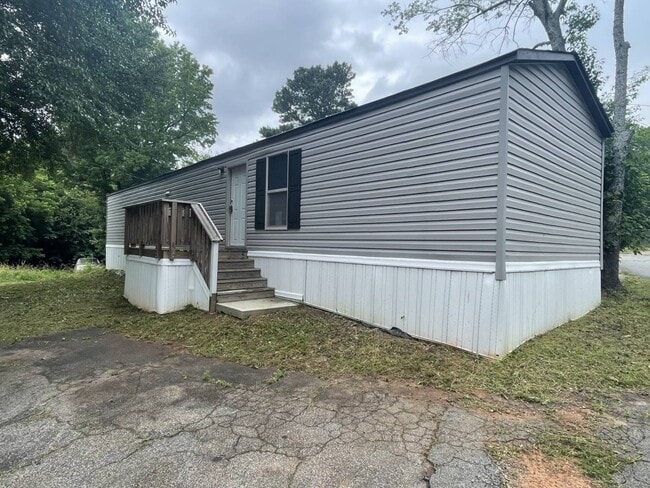 Building Photo - 220 Clay Dr SE