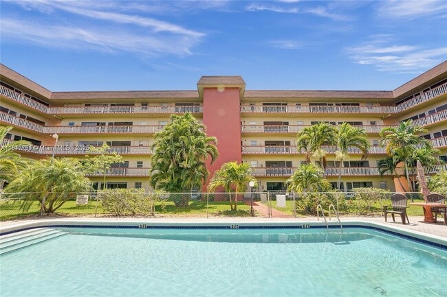 Building Photo - 5300 Washington St Unit R102