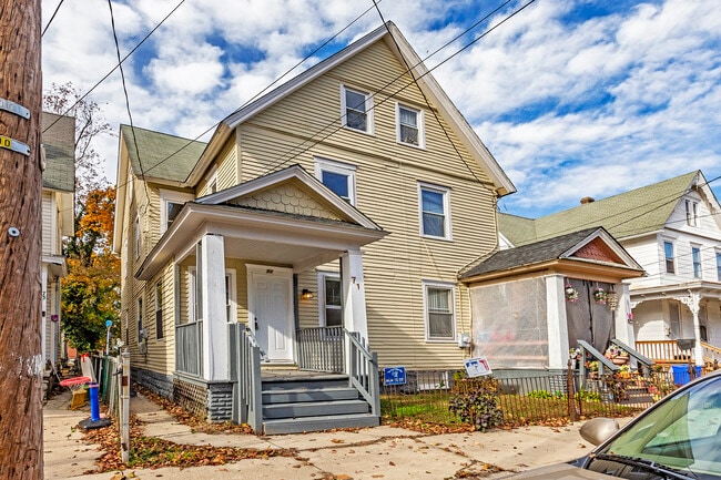 Building Photo - 71 7th St Rental