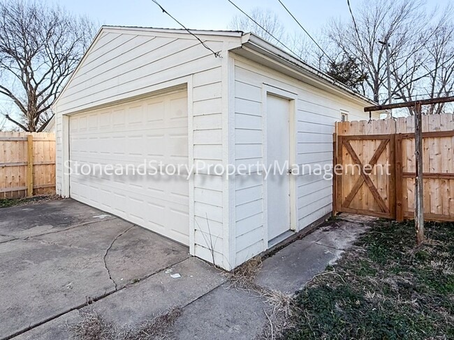 Photo - Large 2 story home in Oakland with large garage