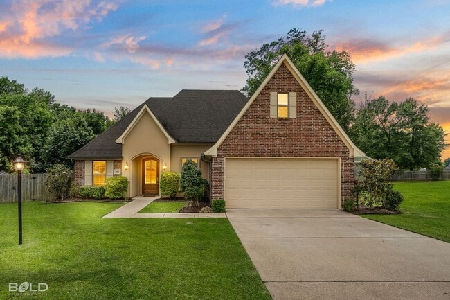 Building Photo - 302 Oscar Cir