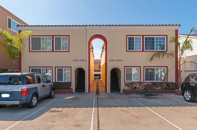 PERFECTLY LOCATED 2 BD / 1 BA UPSTAIRS APA... - PERFECTLY LOCATED 2 BD / 1 BA UPSTAIRS APA... Unit 3876.5 Haines Street