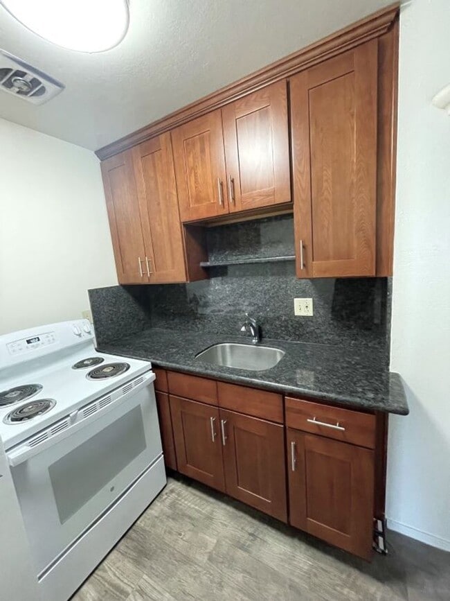 Photo - Alameda, Newly remodeled one bedroom unit. Unit Q