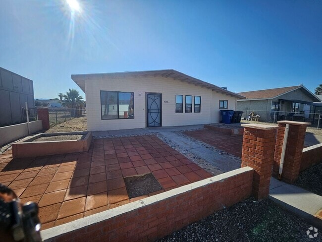 Building Photo - 4 BEDROOM HOUSE in Fort Mohave.