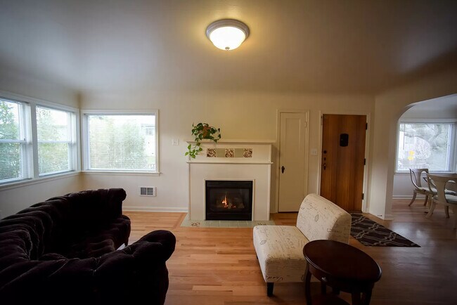 Sala de estar con chimenea a gas - 9202 17th Ave SW