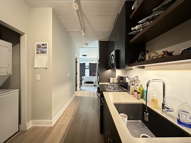 941 W Belmont Ave Unit 604