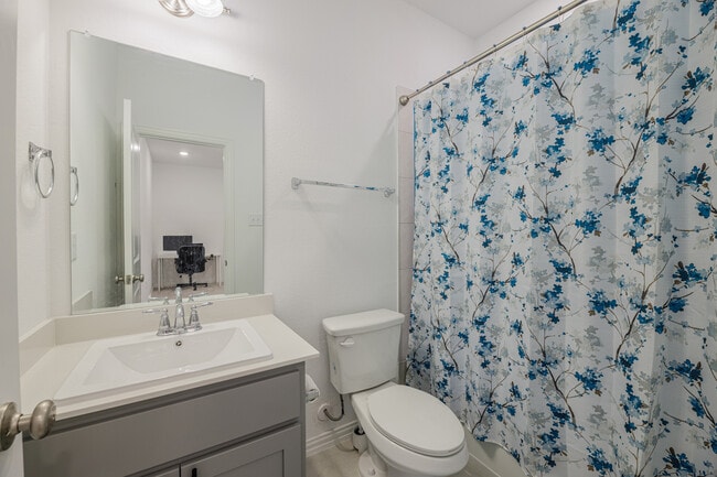 Photo - 9916 Hennings St