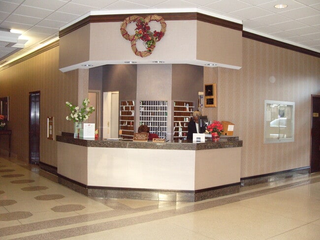 Concierge desk - 700 7th St SW Unidad 308