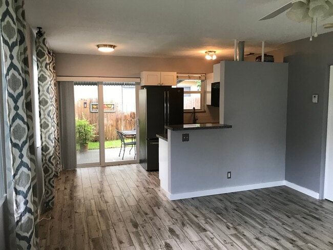 Building Photo - 125 NE 30th Ct Unit 125