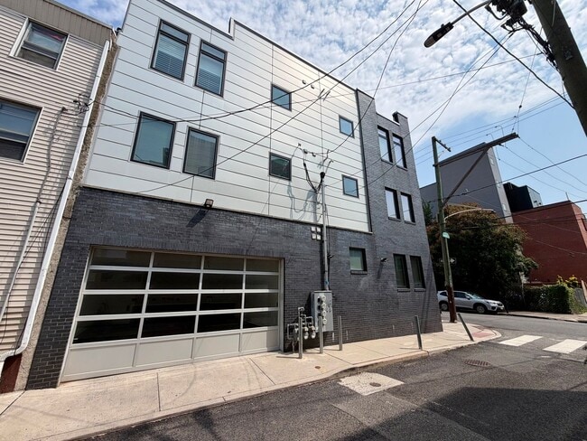 Building Photo - 113 Master St