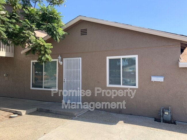 Building Photo - 941 40th St Unit Main House