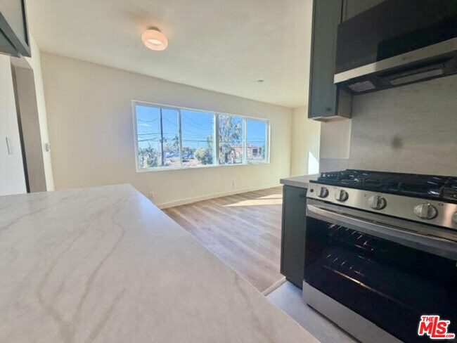 16185 Sunset Blvd Unidad 2