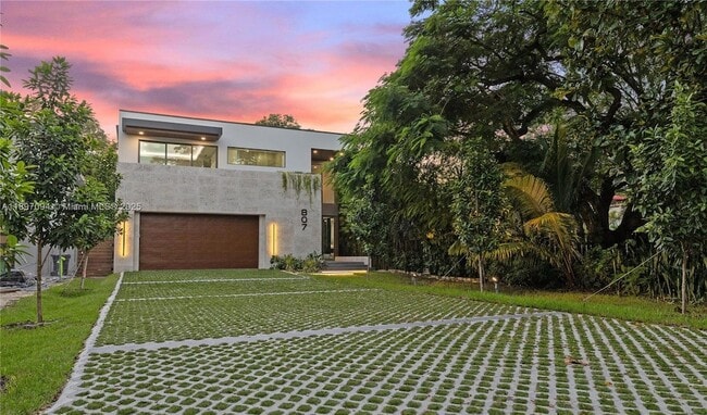 Building Photo - 807 SW 12th Ave
