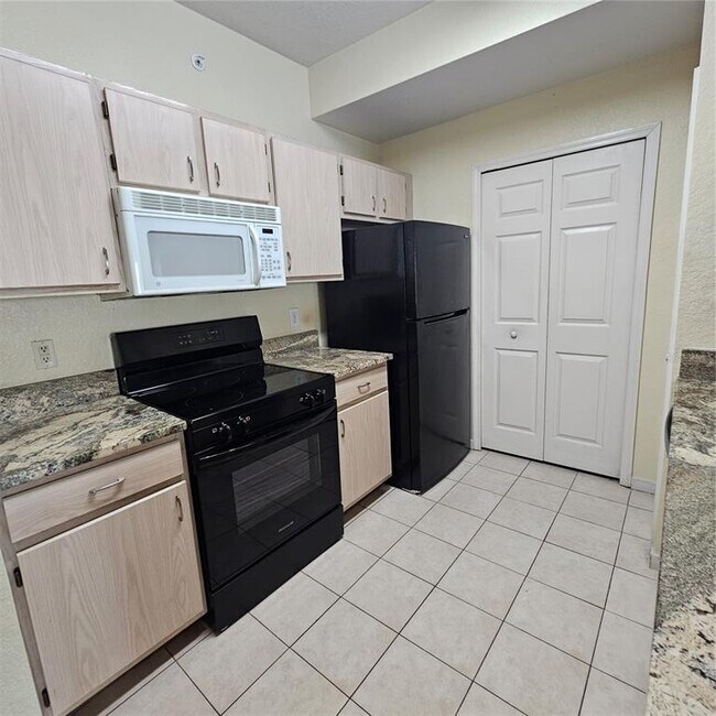 Photo - 5483 Vineland Rd Unit 10304