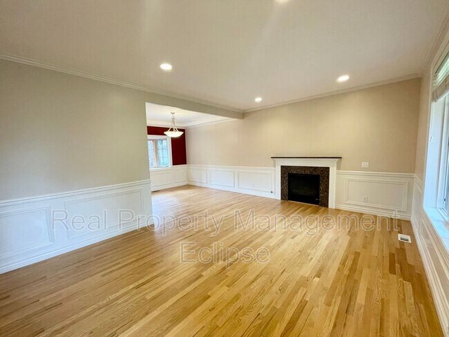 Photo - 315 N 155th St