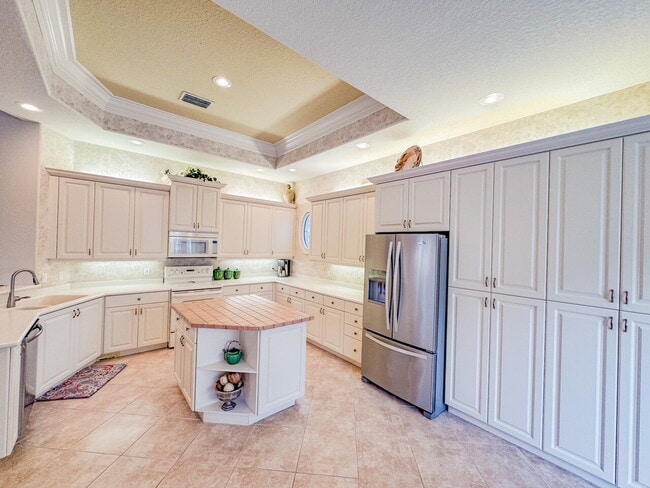 Photo - "Luxurious 3-Bedroom Bradenton Retreat with Granite Elegance & Guest Suite -