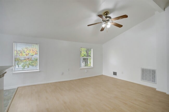 Photo - 1127 Yale St