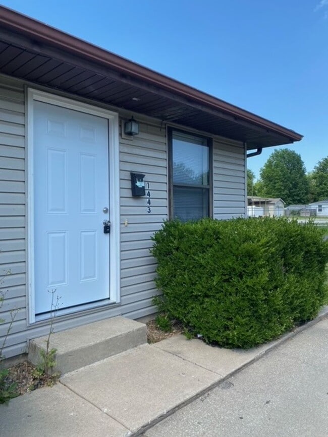 Building Photo - Great Duplex! 2 Bed, 1 Bath