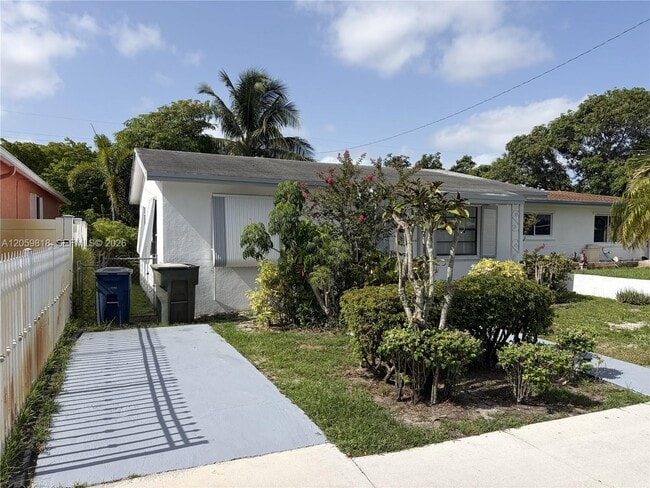 Photo - 613 NW 5th Ct