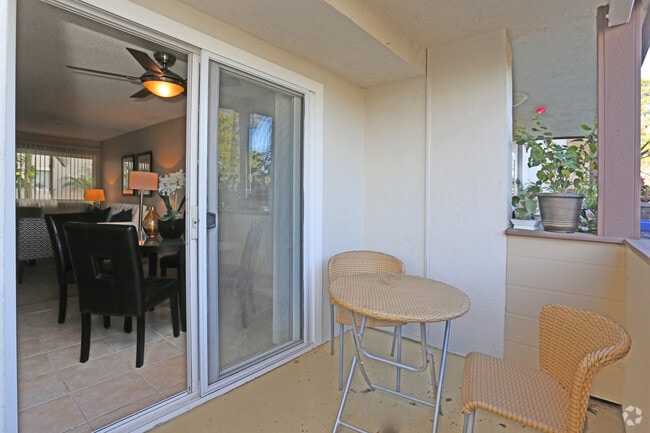 2 BR, 2 BA - 925 SF