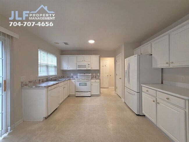 Photo - 3 Bedroom/ 2.5 Bath Home in Convenient Cha...