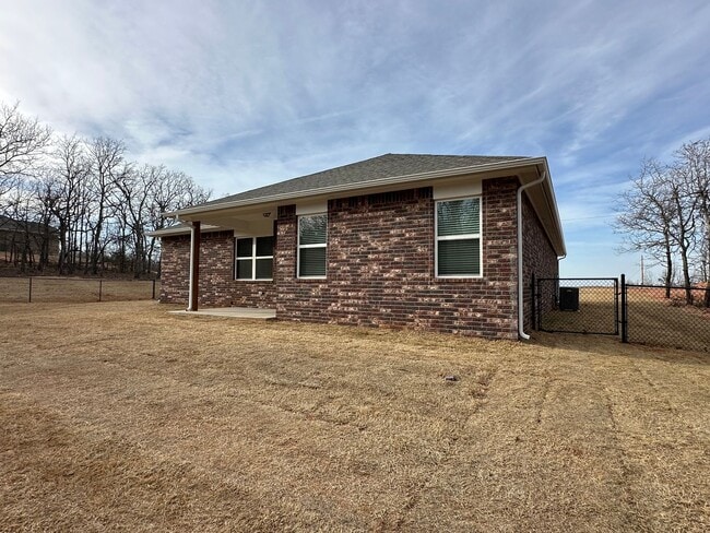 Photo - Beautiful 3 Bedroom, 2 Bathroom on 1.46 Acre Wooded Lot!