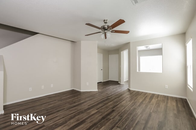 Photo - 703 Loughton St
