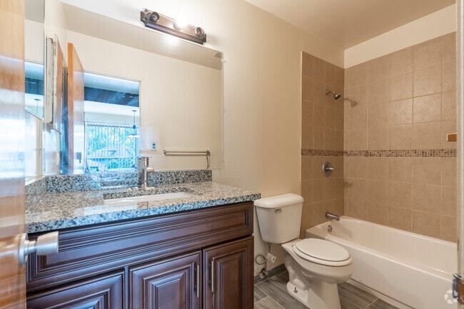 1 habitación, 1 baño - 750 pies cuadrados - Balcón - Baño - 832 Packard St