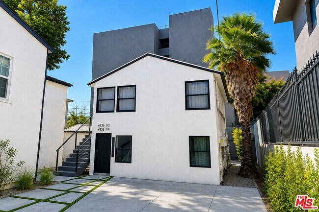 6136 Carlos Ave Unidad 1/2