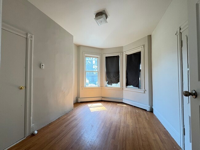 148 Broadway Ave 1R - 146 Broadway Unit 1R