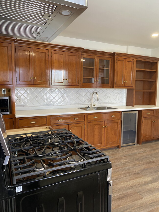 Beautiful kitchen with mini-fridge - 162 Circuit Rd Apartments