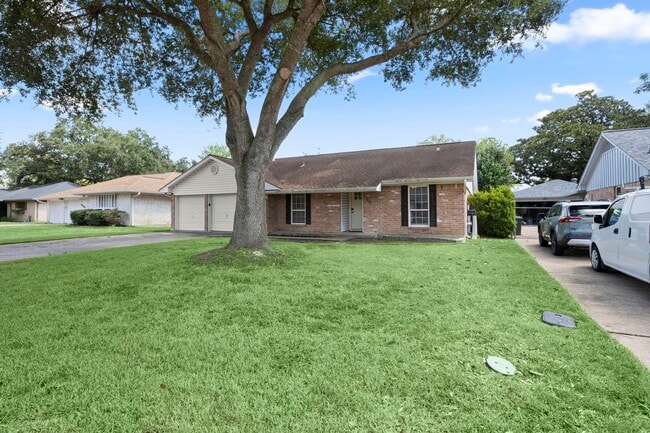 2909 Livingston Dr