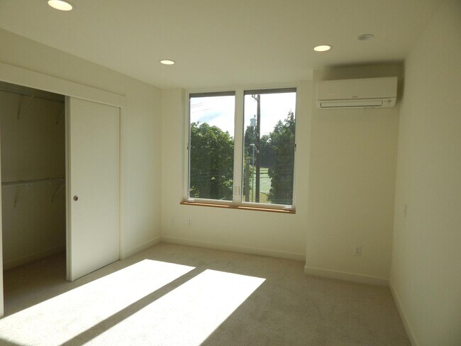 Photo - 3 bd 2 bath Lower Queen Anne townhouse, close to SPU