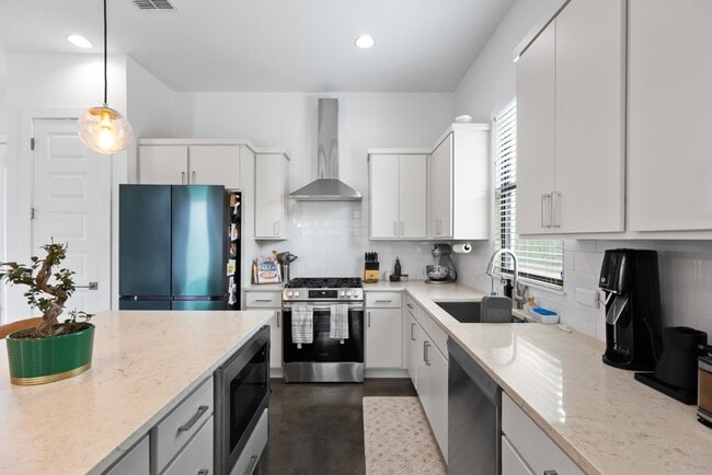 Photo - Charming Home Awaits: Spacious & Modern Living in a Prime Location